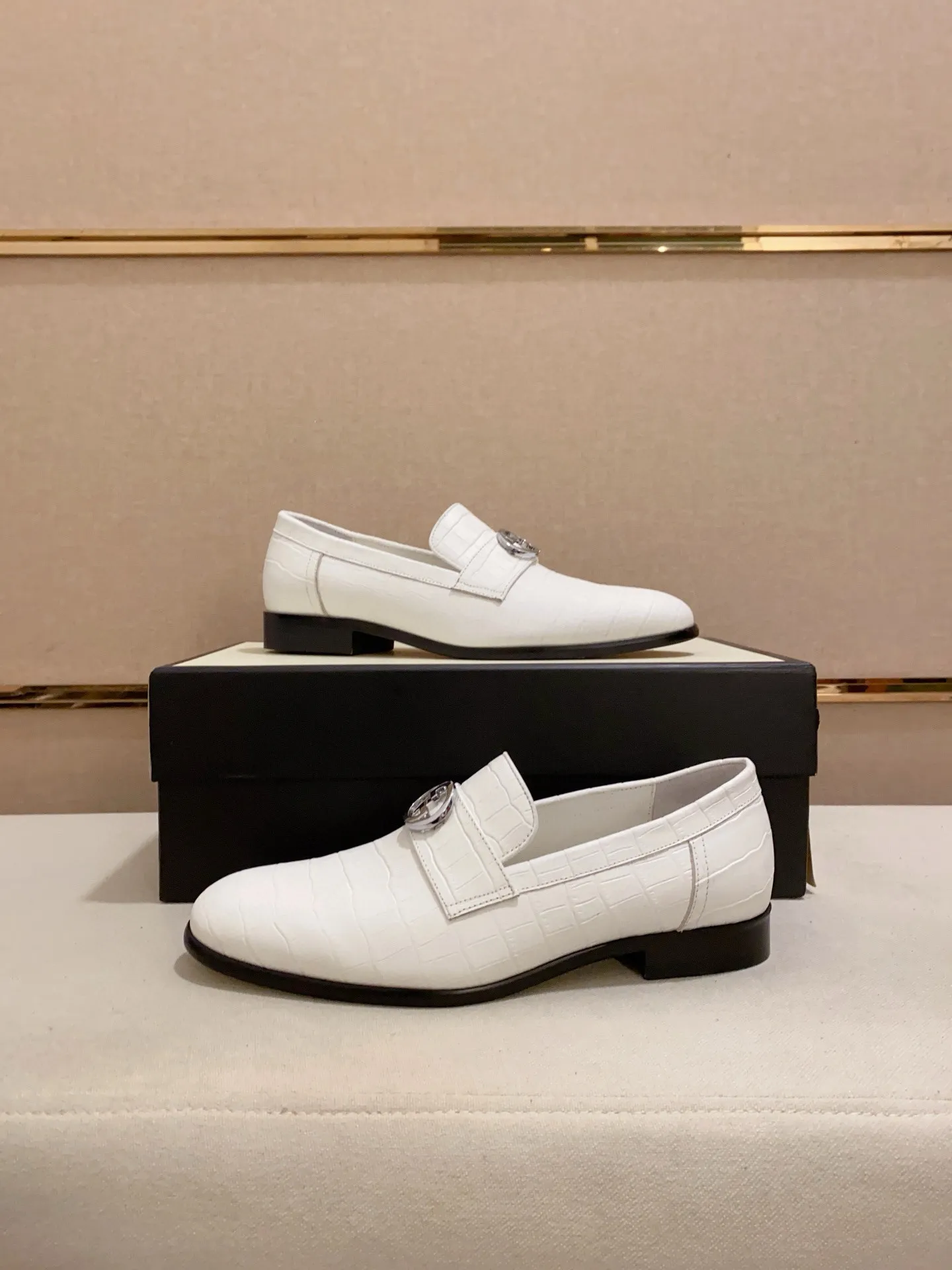 Men's shoes 💰: 520💰 (GUCCI) new series ss hot new products 💢 💠 Casual leather shoes 👞, first layer of cowhide, upper hardware buckles and logo on the sides of the shoe, brand logo on the insole and sole 💠 💎Upper: 100% cowhide 💎Inner: cowhide/100% 💎Feet: cowhide/100% 💎Sole: rubber/100% 💎SIZE: 38 39 40 41 42 43 44 Can be customized 45